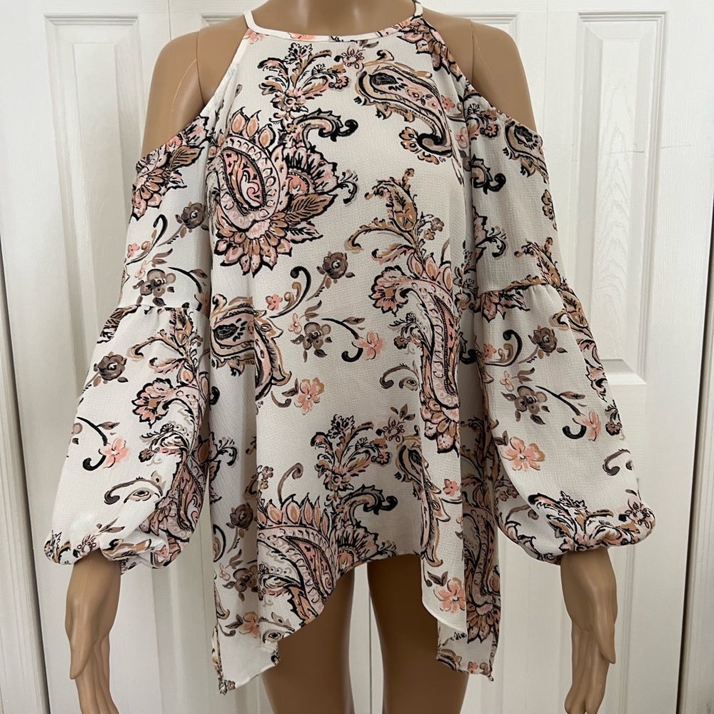 NWOT COCO BIANCO OPEN SHOULDER LONG SLEEVE BLOUSE. Size M